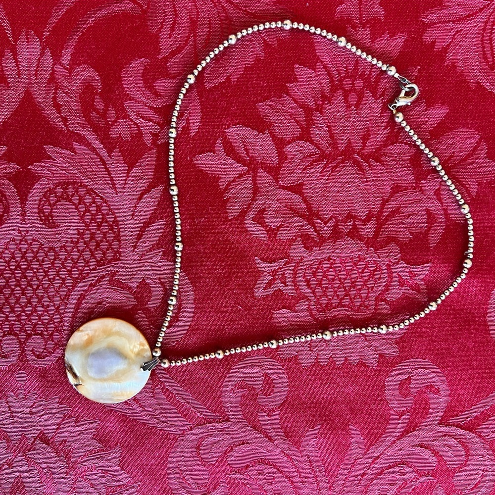 Elegant Gold Pendant Necklace